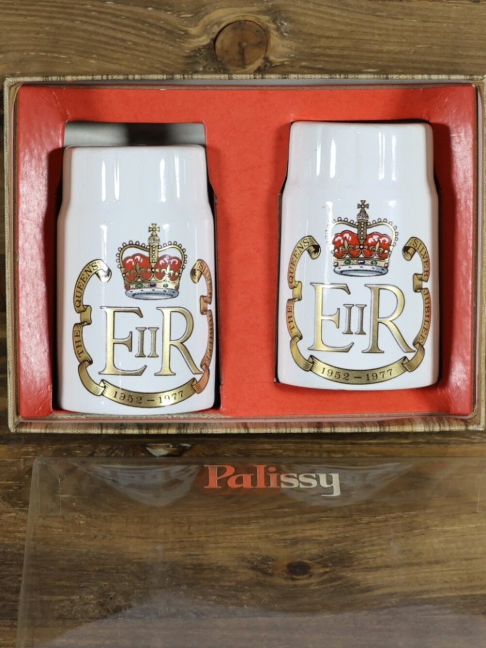 ROYAL WORCESTER PALiSSY Queen Elizabeth Jubilee Salt & Pepper Set 1970’s